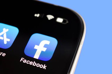 UKRAINE, DNEPR - 10 Haziran 2023: Facebook simgesi akıllı telefon ekranı. Yüksek kalite fotoğraf