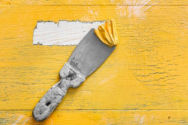 Ahşap bir yüzeyden eski boyayı çıkarıyorum. Yüksek kalite fotoğraf