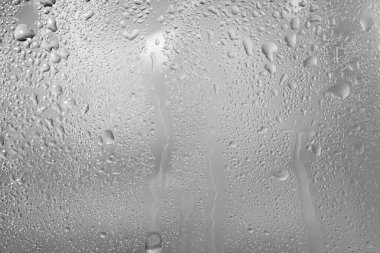Gri arka plan. Cam ıslak yüzey. Yüksek kalite fotoğraf