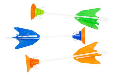 Emici bardaklı oyuncak oklar. Beyaz arka planda izole edilmiş. Yüksek kalite fotoğraf