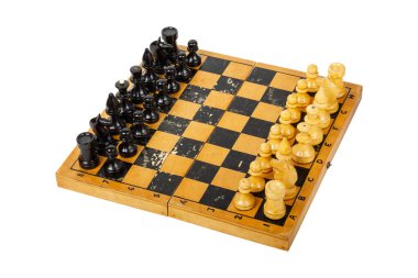 Beyaz arka planda izole edilmiş satranç taşları olan satranç tahtası. Yüksek kalite fotoğraf