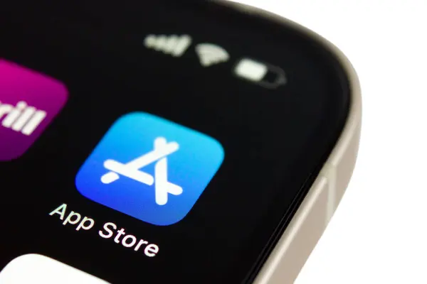UKRAINE, DNEPR - HAZİRAN 03, 2023: Akıllı telefon ekranında App Store simgesi. Yüksek kalite fotoğraf