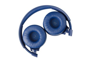 Beyaz arka planda mavi kulaklıklar. Çoklu amaçlar için çok yönlü resim