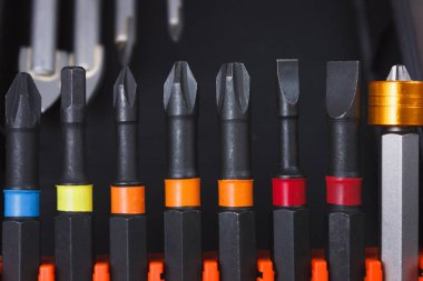 Bir alet tutacağında renkli tornavidalar. Yaratıcı ve ticari kullanım için ideal