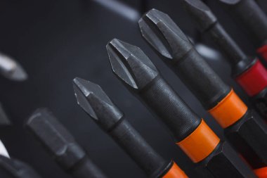 Metal tornavida parçalarını üst üste yakın çekim. Çeşitli yaratıcı ihtiyaçlar için uygun