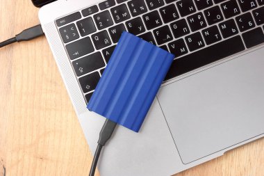 Laptopta harici hard disk var. Ticari projeler için mükemmel
