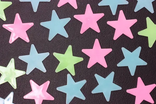 Karanlık bir yüzeye dizilmiş neon yıldızları. Yaratıcı ya da profesyonel projeler için harika