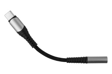 Beyaz arka planda örgülü tasarımı olan USB-C adaptör kablosu. Çoklu amaçlar için çok yönlü resim