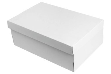 Beyaz arka planda sade beyaz karton kutu. Yaratıcı ve ticari kullanım için ideal