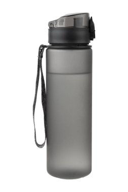 Beyaz arka planda izole edilmiş, kapağı ve kayışı olan gri su şişesi. Yaratıcı ya da profesyonel projeler için harika