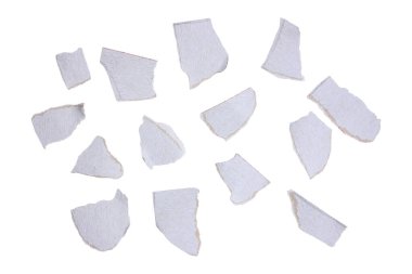 Beyaz arka planda izole edilmiş yırtık beyaz kağıt parçaları. Çoklu amaçlar için çok yönlü resim