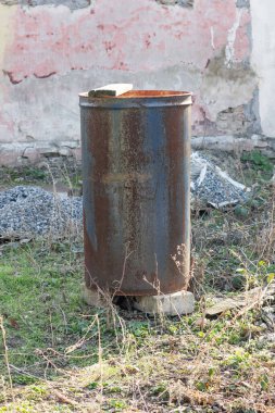 Paslı metal varil, terk edilmiş bir yerde. Yaratıcı ve ticari kullanım için ideal