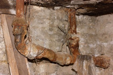 Eski bir bodrumda gözle görülür çürük borular. Yaratıcı ve ticari kullanım için ideal