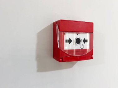 Acil durum alarmı için beyaz duvarda kırmızı yangın alarmı var. Çok çeşitli kullanım alanları için uygun