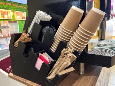 Tek kullanımlık kahve fincanları ve aksesuarlar tezgahın üzerinde. Çoklu amaçlar için çok yönlü resim