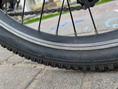 Kaldırımdaki bir bisiklet tekerleğinin yakın çekimi. Yaratıcı ya da profesyonel projeler için harika