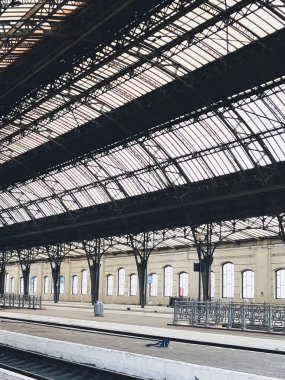 Endüstriyel bir çatı altında boş bir tren istasyonu platformu. Çok çeşitli kullanım alanları için uygun