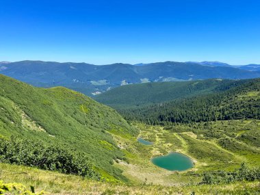 Gölleri ve mavi gökyüzü olan güzel dağ manzarası. Yaratıcı ve ticari kullanım için ideal