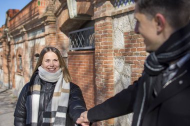 Dışarıda aşkla eğlenen mutlu bir çiftin portresi.