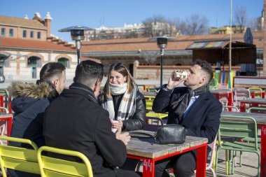 Bir grup neşeli genç arkadaş selfie portresi çekiyorlar. Mutlu insanlar kameraya bakıp gülümsüyor. Toplum kavramı, gençlik yaşam tarzı ve arkadaşlık