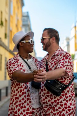 erkek gay çift el ve alyans kapat