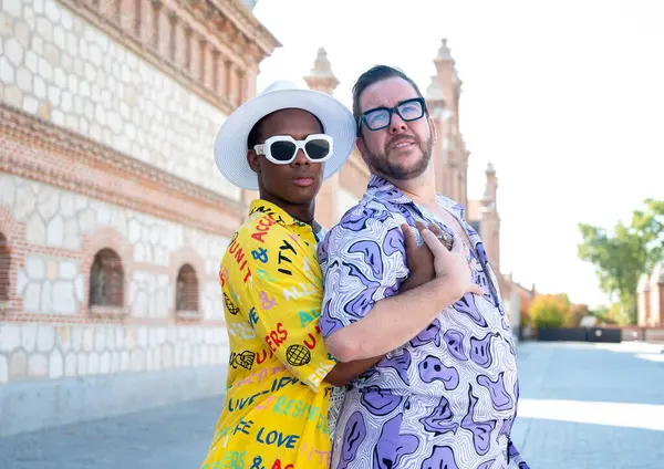 Açık havada eğlenen eşcinsel çiftin portresi.