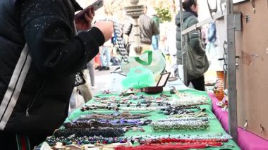 İnsanlar bit pazarında ikinci el eşyalar arıyorlar, yaşam tarzı. 