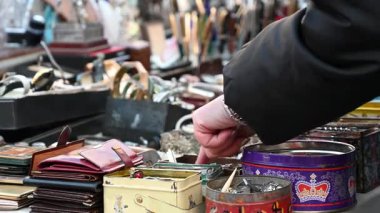 İnsanlar bit pazarında ikinci el eşyalar arıyorlar, yaşam tarzı. 