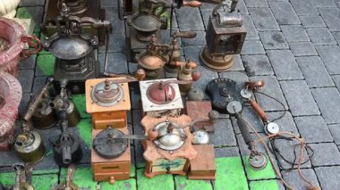 Açık hava bit pazarında ürünlerin eklektik karışımına yumuşak bir şekilde odaklan.