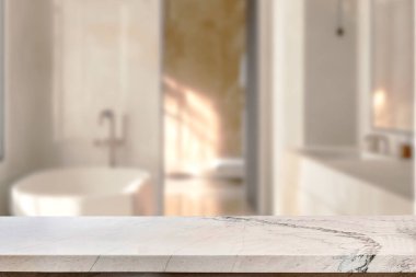 Banyo arkaplanı bulanık, boş mermer bir masa. ürün gösterimi için.
