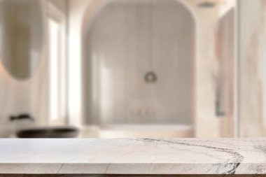 Banyo arkaplanı bulanık, boş mermer bir masa. ürün gösterimi için.