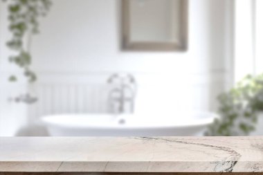 Banyo arkaplanı bulanık, boş mermer bir masa. ürün gösterimi için.
