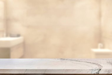 Banyo arkaplanı bulanık, boş mermer bir masa. ürün gösterimi için.