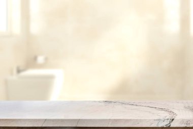 Banyo arkaplanı bulanık, boş mermer bir masa. ürün gösterimi için.