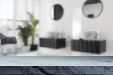 Banyo arkaplanı bulanık, boş mermer bir masa. ürün gösterimi için.