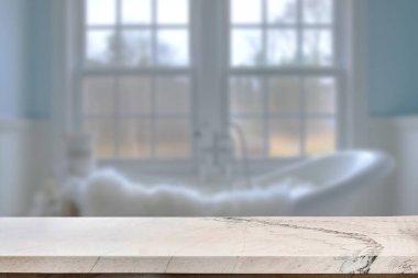 Banyo arkaplanı bulanık, boş mermer bir masa. ürün gösterimi için.