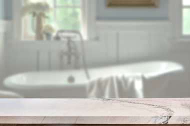 Banyo arkaplanı bulanık, boş mermer bir masa. ürün gösterimi için.