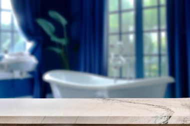 Banyo arkaplanı bulanık, boş mermer bir masa. ürün gösterimi için.