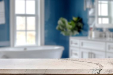 Banyo arkaplanı bulanık, boş mermer bir masa. ürün gösterimi için.