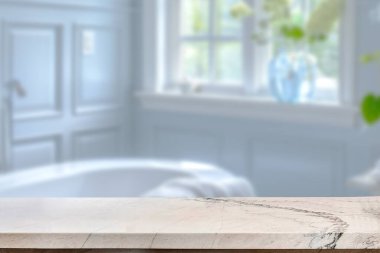 Banyo arkaplanı bulanık, boş mermer bir masa. ürün gösterimi için.