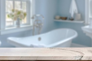 Banyo arkaplanı bulanık, boş mermer bir masa. ürün gösterimi için.