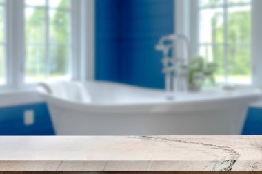 Banyo arkaplanı bulanık, boş mermer bir masa. ürün gösterimi için.