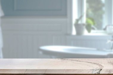 Banyo arkaplanı bulanık, boş mermer bir masa. ürün gösterimi için.