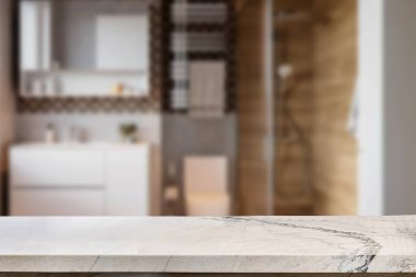 Banyo arkaplanı bulanık, boş mermer bir masa. ürün gösterimi için.