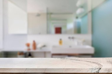 Banyo arkaplanı bulanık, boş mermer bir masa. ürün gösterimi için.