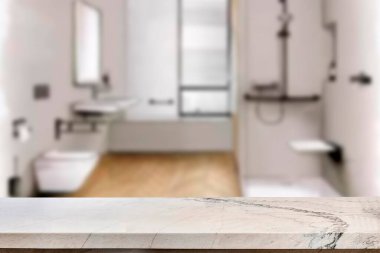 Banyo arkaplanı bulanık, boş mermer bir masa. ürün gösterimi için.