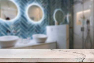 Banyo arkaplanı bulanık, boş mermer bir masa. ürün gösterimi için.