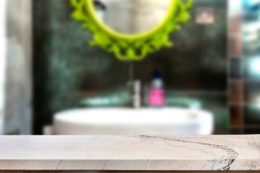 Banyo arkaplanı bulanık, boş mermer bir masa. ürün gösterimi için.