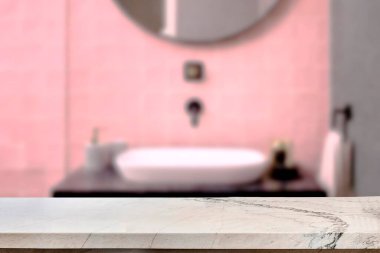 Banyo arkaplanı bulanık, boş mermer bir masa. ürün gösterimi için.