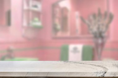 Banyo arkaplanı bulanık, boş mermer bir masa. ürün gösterimi için.